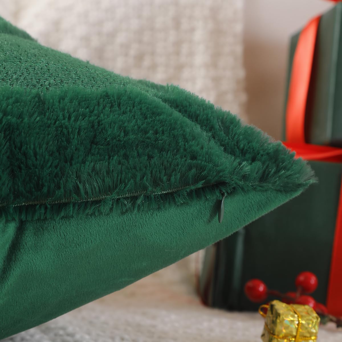 VAKADO Christmas Green Throw Pillow Covers 18x18 Set of 2 ，Winter Xmas Holiday Decoration Outdoor Tree Decorative Home Decor for Couch Festival Bed Sofa Bedroom Living Room Office