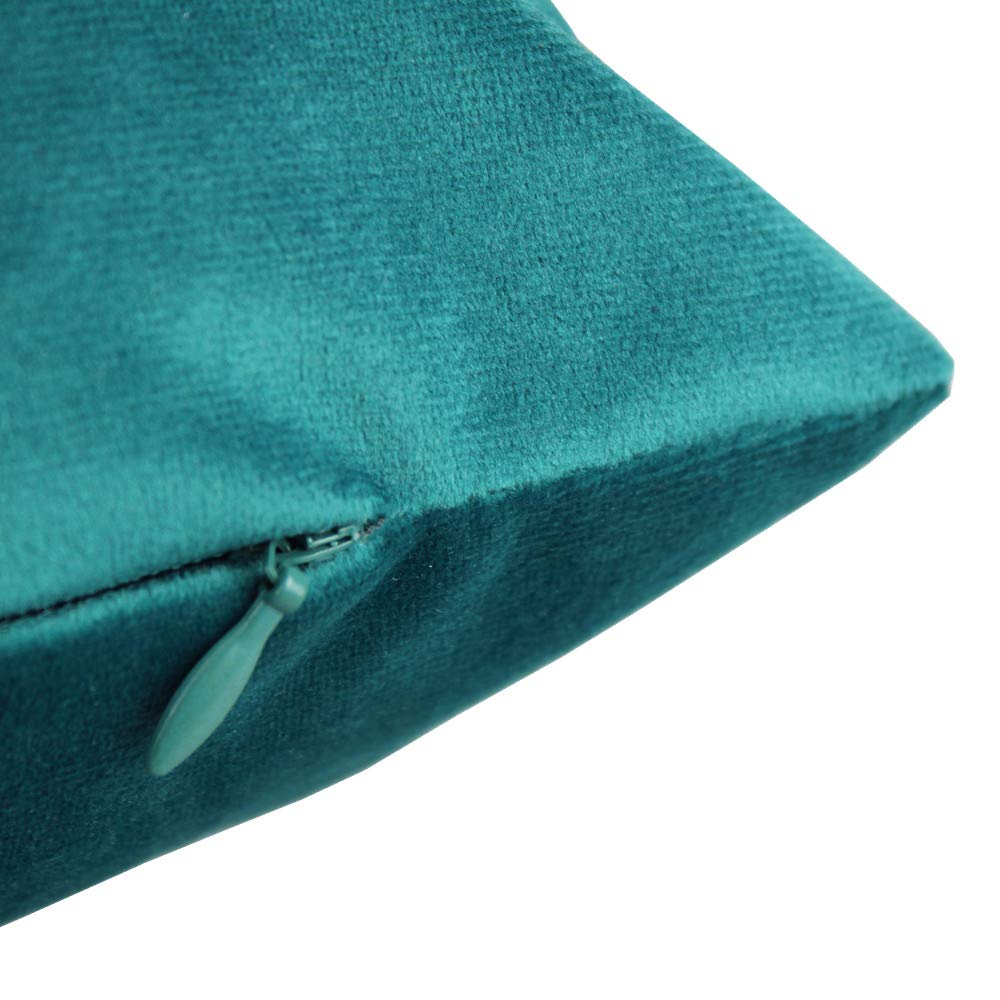 VAKADO Throw Pillow Covers 18x18 Set of 2 Emerald Green Velvet Decor Dark Forest Christmas Decorative Xmas Cushion Couch Euro Pillowcases Home Bed Decoration for Sofa Bedroom Office