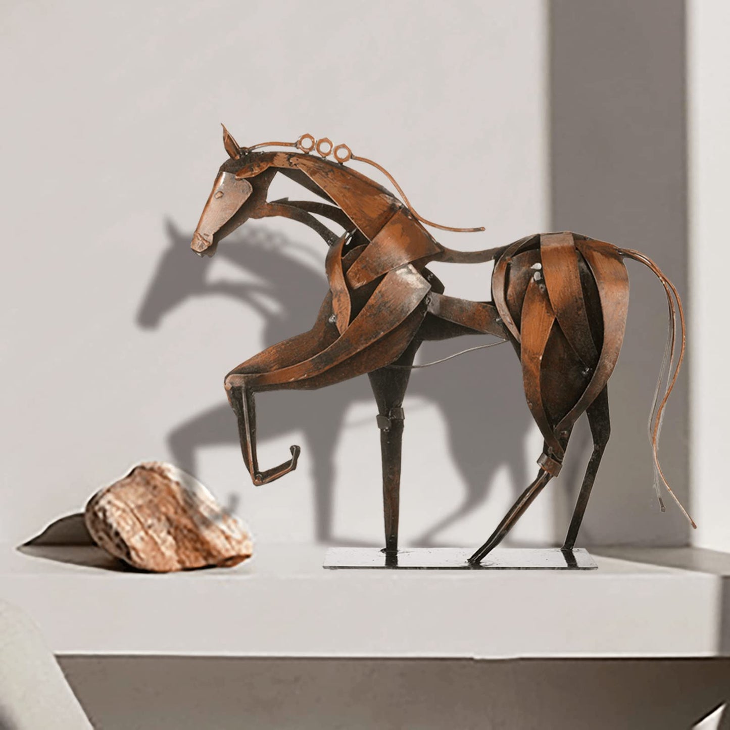 SunBlogs Art Metal Horse Statue Decor, Handmade Strong Modern Horse Sculpture Handicraft, Rustic Metal Statue Decorations Gift for Home Office Desk Figurine (Brown)