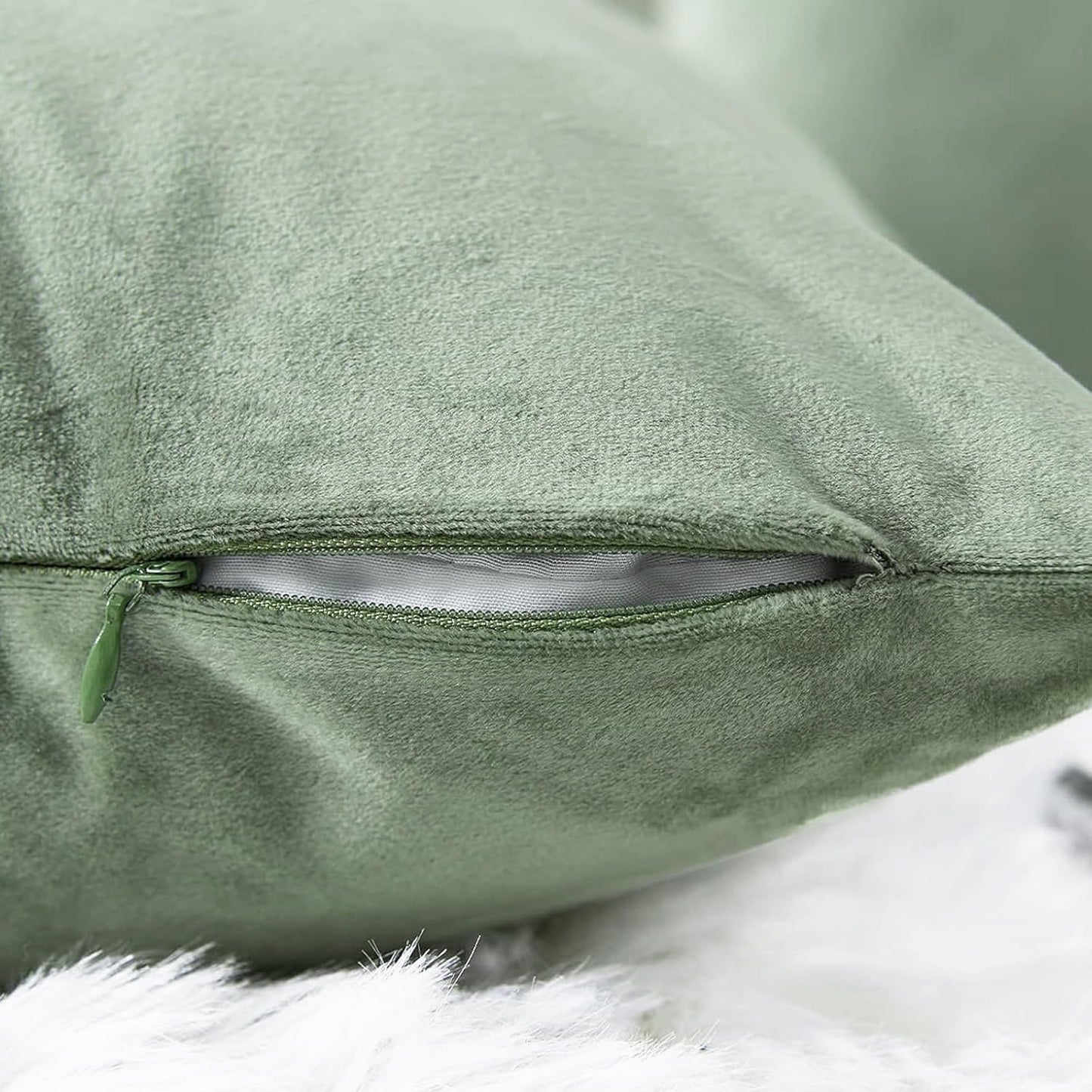 VAKADO Throw Pillow Covers 18x18 Set of 2 Emerald Green Velvet Decor Dark Forest Christmas Decorative Xmas Cushion Couch Euro Pillowcases Home Bed Decoration for Sofa Bedroom Office