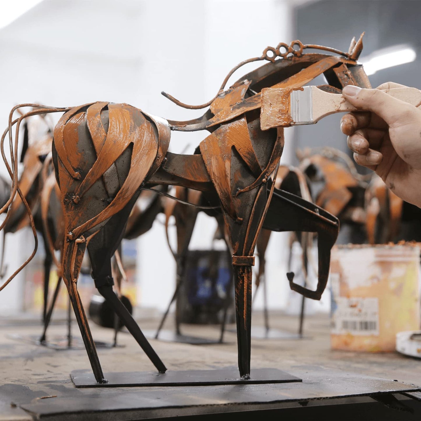SunBlogs Art Metal Horse Statue Decor, Handmade Strong Modern Horse Sculpture Handicraft, Rustic Metal Statue Decorations Gift for Home Office Desk Figurine (Brown)