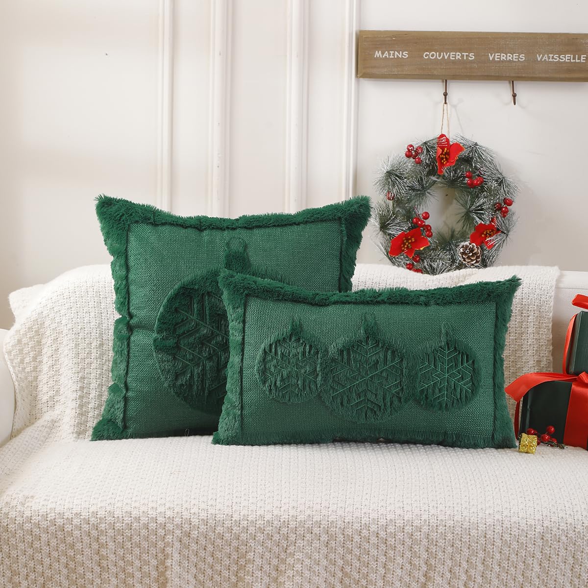 VAKADO Christmas Green Throw Pillow Covers 18x18 Set of 2 ，Winter Xmas Holiday Decoration Outdoor Tree Decorative Home Decor for Couch Festival Bed Sofa Bedroom Living Room Office