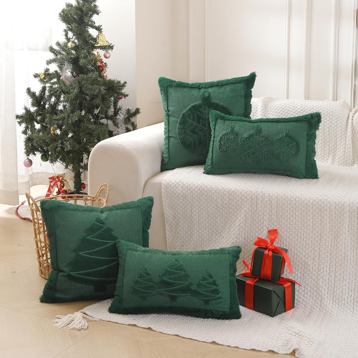VAKADO Christmas Green Throw Pillow Covers 18x18 Set of 2 ，Winter Xmas Holiday Decoration Outdoor Tree Decorative Home Decor for Couch Festival Bed Sofa Bedroom Living Room Office