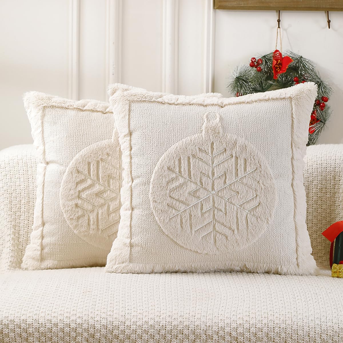 VAKADO Christmas Green Throw Pillow Covers 18x18 Set of 2 ，Winter Xmas Holiday Decoration Outdoor Tree Decorative Home Decor for Couch Festival Bed Sofa Bedroom Living Room Office