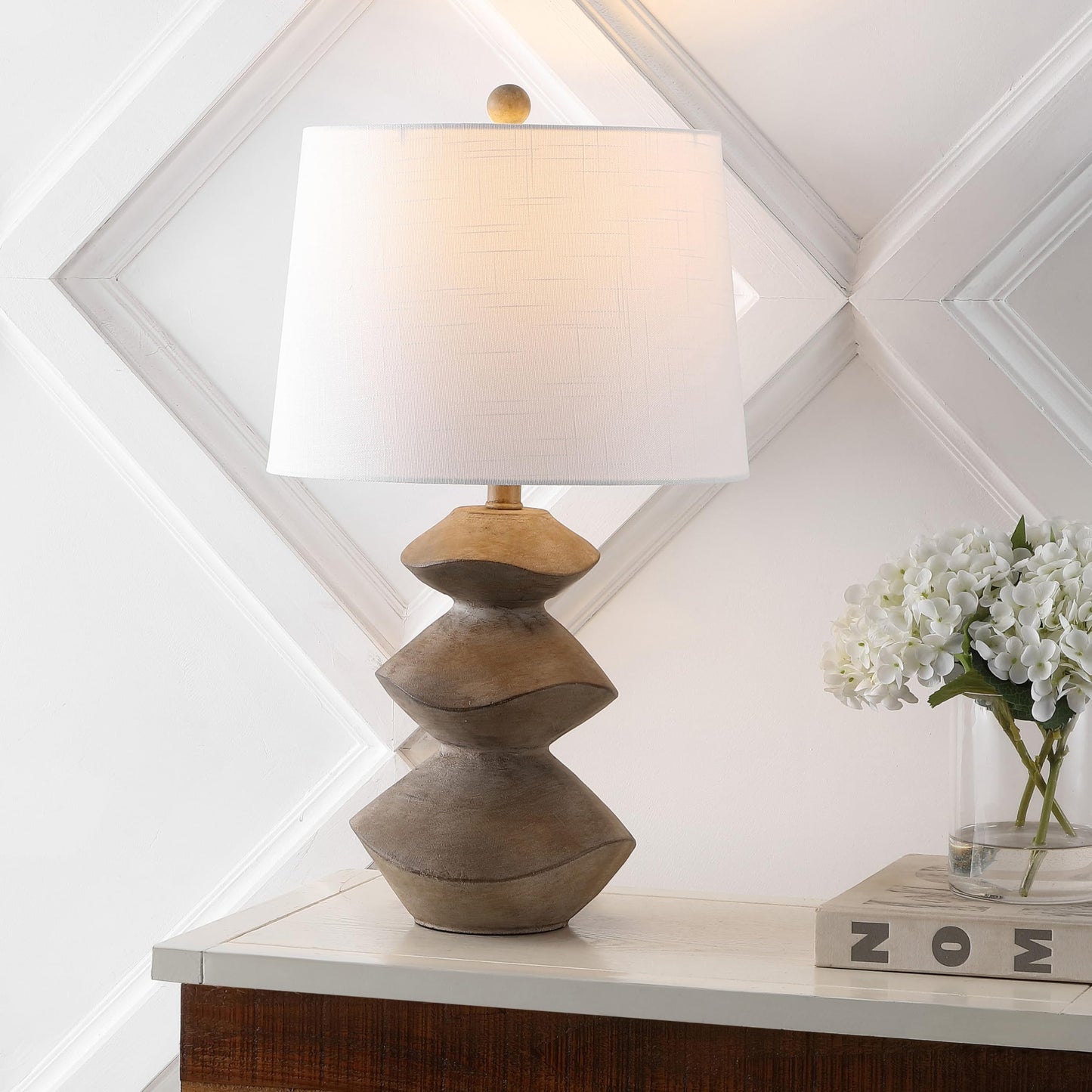 JONATHAN Y 24.5" Brown Wood Finish Coastal 3-Stack Cairn LED Table Lamp for Living Room, White Linen Shade, Rustic Mid-Century Modern Bedside Lamp for Bedroom Office JYL4061A