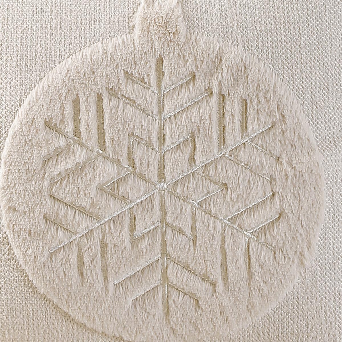 VAKADO Christmas Green Throw Pillow Covers 18x18 Set of 2 ，Winter Xmas Holiday Decoration Outdoor Tree Decorative Home Decor for Couch Festival Bed Sofa Bedroom Living Room Office