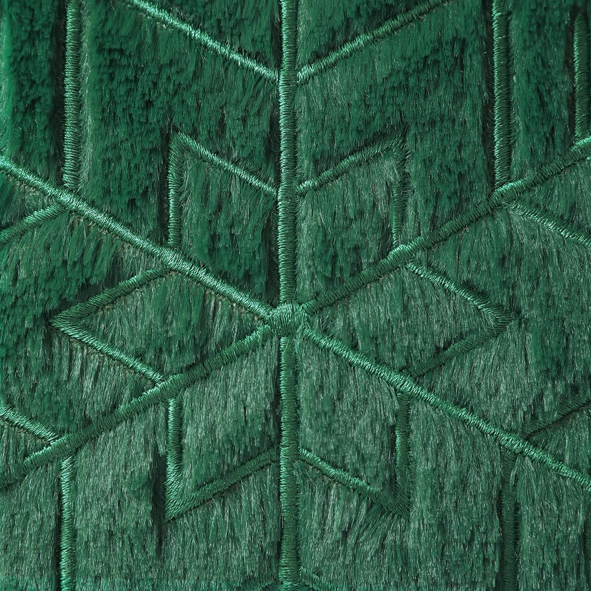 VAKADO Christmas Green Throw Pillow Covers 18x18 Set of 2 ，Winter Xmas Holiday Decoration Outdoor Tree Decorative Home Decor for Couch Festival Bed Sofa Bedroom Living Room Office